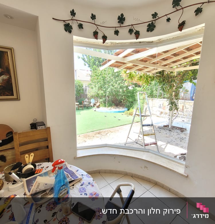 סולם אלומיניום ליד חלון גדול בבית